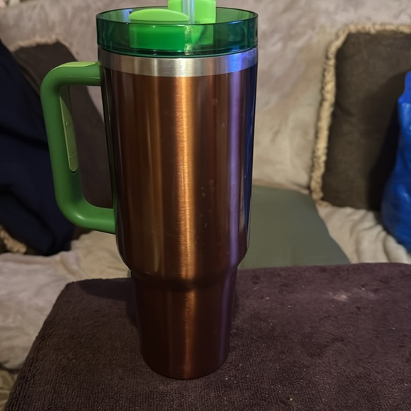 Stanley Rich Brown fluorescent green lid with straw 40 ounce in good condition - Picture 4 of 5